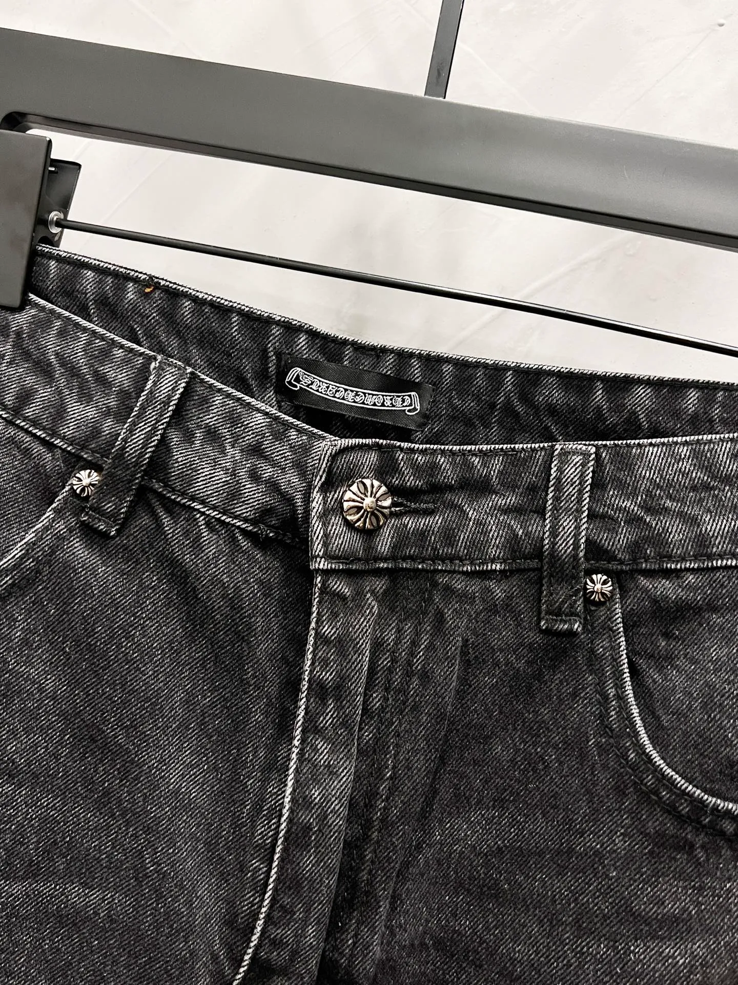P240 Style number: [M937] Chrome hearts & Chrome hearts 25ss blue and yellow leather black trousers cross patch leather jeans CH Chrome hearts double knee cross patch leather bo1 version logging pants straight working pants B136 Chrome hearts cross Sanskrit overalls Counter price 24W level, patchwork cross flower embellishment, high waist washed jeans! ! Absolutely high-end luxury products, 1.9W level god-level single products, super popular products, made by top heavy industry, not to be missed. About Zangyin, this is an extremely luxurious fashion brand, which can also be called the nobles of the high street. It has always been an exclusive brand of some hipsters or rich second generation. Compared with ordinary high streets, it is more luxurious and noble. Compared with luxury brands, it has a more fashionable personality and has always been a brand that I have a special liking for. Imported yarn is custom-woven into a high-density twill canvas. While ensuring a stiff silhouette, the fabric feels very delicate. It follows the B01 classic silhouette. The upper body is crisp and stylish. The ready-made garments are stone-ground and fermented and can be matched with any style. Buttons and zinc brushing are washed with genuine YKK retro metal products. Double-layered canvas on the front. Perfect details. All hardware is perfect. Size: 30-32-34-36 Color: blue-yellow leather and black pants.